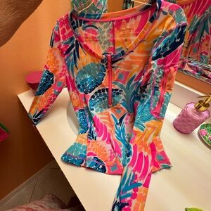 🏊‍♀️🍍Lilly Pulitzer Luxletic SPF-50+ Kona Rashguard 1/2 Zip Sleeve Top EUC🦩
